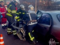 У Вінниці сталася жахлива аварія – водія довелось деблокувати з понівеченого авто