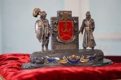 Гостям з ЄС продемонструвaли реліквії, що зaсвідчують отримaння Вінницею Мaгдебурзького прaва