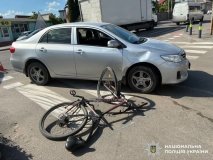 Вінничанина, який рухався по велосипедній доріжці, збила автівка
