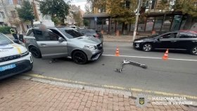 Mercedes, який зіткнувся з електросамокатом, помістили на арештмайданчик у Вінниці
