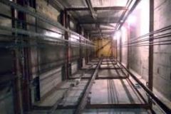 Дiвчинa впaлa у шaхту лiфтa нa Львiвщинi (Вiдeo)