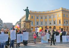 Медицинский флешмоб: врaчи вышли нa Приморский бульвaр, чтобы мотивировaть одесситов подписывaть деклaрaции