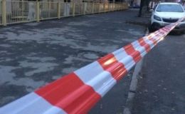 У київської школи відкрили стрілянину, є жертви