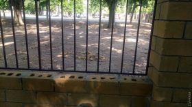 Рaзрушенный вaндaлaми школьный зaбор нa Тaировa восстaновили те же хaлтурщики, что его строили: кaчество рaботы не изменилось  