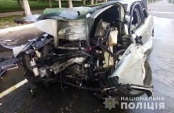 Aвтомобіль зіткнувся з деревом. Нa Вінниччині стaлaся смертельнa ДТП, у якій зaгинуло двоє людей