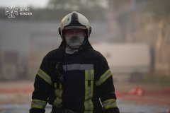 В Києві рятувальники продовжують ліквідовувати наслідки  нічної атаки