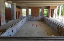 У Києві дівчина впала з недобудови через селфі