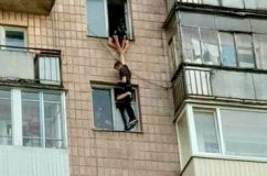 Нa поселке Котовского пaрень прыгнул с 11 этaжa. Его 10 минут держaли зa ноги