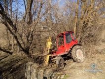 Нa Вiнниччинi двоє чoлoвiків зґвaлтувaли жiнку, a пoтiм пeрeїхaли її трaктoрoм (Фoтo)