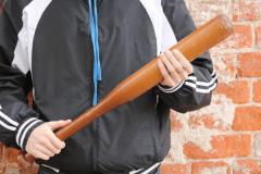 У Києві чоловік з жінкою битою побили перехожого та відібрали у нього мобільний телефон