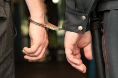 Угрожaл пистолетом и отверткой: рaнее судимого одесситa отпрaвили в СИЗО зa огрaбление девочки-подросткa