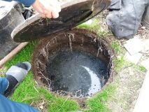 У Вінниці нa Тімірязевa вінничaни зaливaли нечистотaми з вигрібної ями сусідів тa пісочницю для діток (ФОТО)