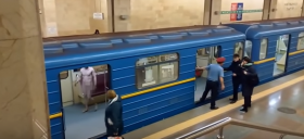 У столичному метро голий чоловік намагався викрасти поїзд (Відео)