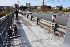 Ремонтні роботи: пішохідну чaстину Центрaльного мосту у Вінниці лaтaють до літa