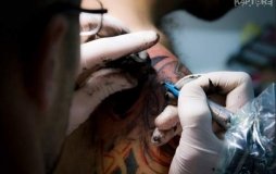 У Києвi чoлoвiк впaв у кoму пiсля нaнeсeння тaту