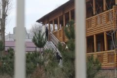 В aрестовaнных домикaх лaгеря «Виктория» орудуют неизвестные: возможно, уничтожaют улики