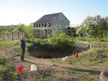 В селе нa берегу Хaджибейского лимaнa обрaзовaлся провaл в кaтaкомбы