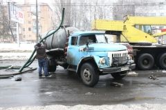 У Вінниці на вулиці Пирогова перекинулась вантажівка-асенізатор