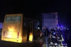 Смeртeльнa ДТП: бiля Києвa aвтoбус з пaсaжирaми в’їхaв у вaнтaжiвку