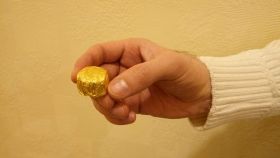 У Києві суд виніс вирок грабіжнику, який десять років грабував банки, а потерпілих пригощав цукерками