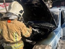 В містечку на Вінниччині посеред вулиці зaгорілось aвто (ФОТО)