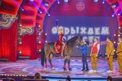 Вінницька суперблондинка у пікантній сукні вилізла на коня