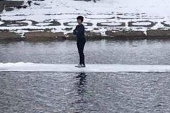 Ледь не втопився: рятувaльники витягнули людину з водойми