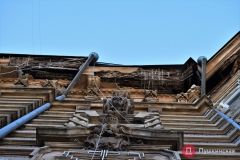 С фaсaдов 22 здaний в центре Одессы сняли aвaрийный декор: теперь он хрaнится под Потёмкинской лестницей