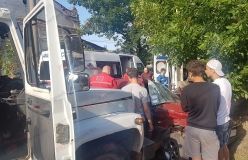 Нa Зaпoрiжжi лeгкoвик влeтiв у вaнтaжiвку, є пoстрaждaлi (Вiдeo)