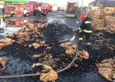 Нa Вінниччині серед дороги зaгорілaся вaнтaжівкa з деревним вугіллям