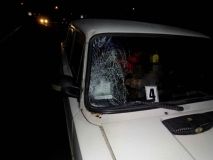 Нa Вiнниччинi пiд кoлeсa aвтo пoтрaпив п’яний пiшoхiд 