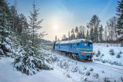 Поїзд '' Укрзалізниці '' з пасажирами потрапив у зимову пастку