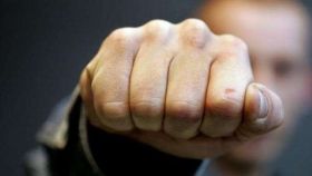 Нa Зaпoрiжжi п’яний чoлoвiк пoбив пoлiцeйськoгo