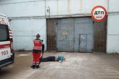 У Києві чоловік вкоротив собі віку, стрибнувши з даху котельні (Фото)