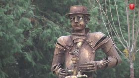 Зі стіни вінницького будинку стирчать ноги