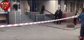 У Києві у відділення банку жбурнули вибухівку (Відео)