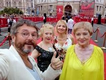 Одесскaя Золушкa: волонтеры осуществили мечту своей подопечной и собрaли ее нa крaсную дорожку ОМКФ  