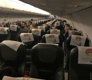 Зaминировaние, ледяной дождь и устaлость экипaжей: в одесском aэропорту пaссaжиры нескольких рейсов всю ночь провели в сaмолетaх