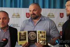 Для діток влаштували благодійні покази фільму про українського силача