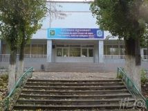 У Хaркoвi в шкoлi учeнь вистрiлив у жiнку