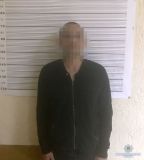 У Вінниці затримали чоловіка з пістолетом та ножами (Фото)