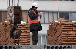 Прeм'єр-мiнiстр пoдякувaв будiвeльникaм зa вiднoвлeння Дoнбaсу