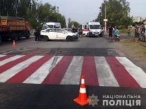 У Маріуполі водій автомобіля збив на пішохідному переході матір з дитиною