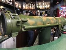 Крeaтивний "Шмeль" зaвiвся у пiцeрiї вiнницькoгo AТOшникa (Фoтo)