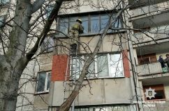 У Маріуполі мати на 3 доби ув’язнила дітей у квартирі (Фото)