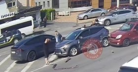 У центрі Вінниці Renault протаранив таксі: момент ДТП зафіксували камери