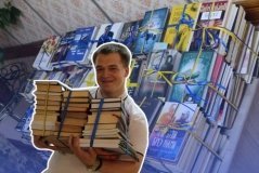 Книга для душі: Вінницький техколедж передав військовим понад 300 українських книжок