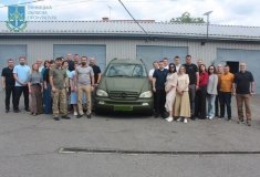 Потужна підтримка з тилу: вінницькі прокурори передали авто дроноводам на Харківський напрямок