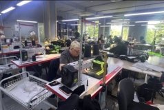 "Броня для вогнеборців": у Вінниці переселене підприємство шиє унікальний захисний одяг для пожежників