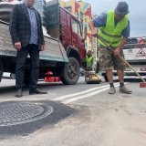 У Вінниці впроваджують люки, що "підлаштовуються" під дорогу: стартував пілотний проєкт